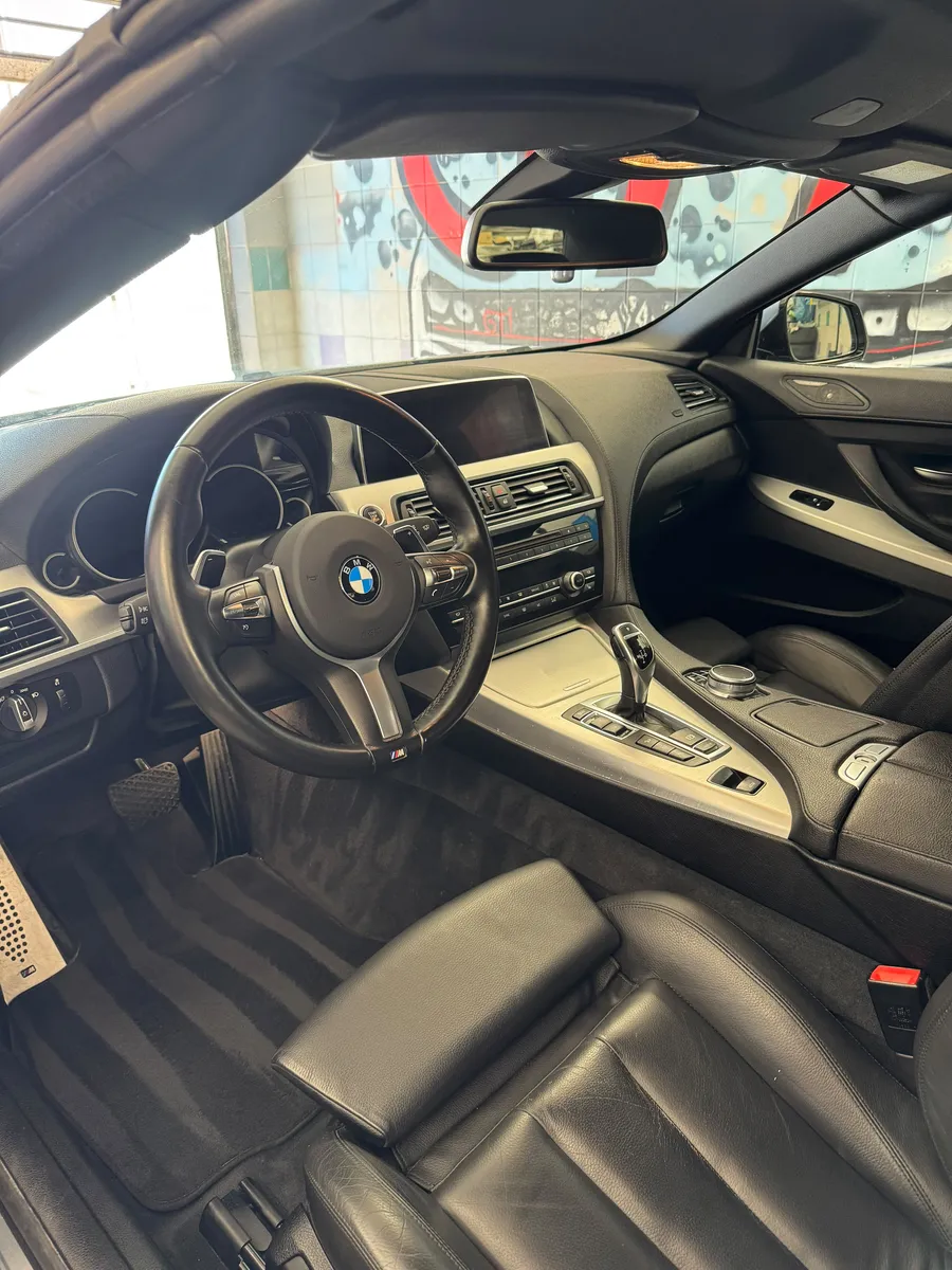 Očiščena usnjena notranjost in armatura BMW