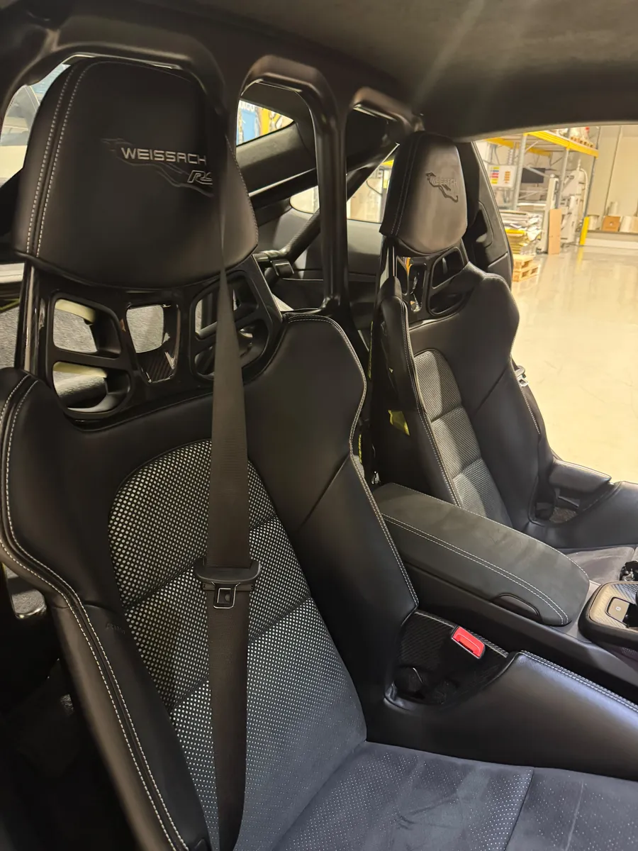 Športna sedeža Porsche z oznako Weissach po čiščenju